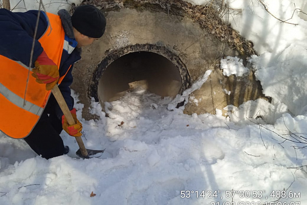 Дорожники готовят водопропускные трубы к паводку